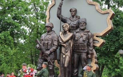 Взрывают памятники