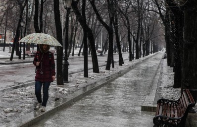 Хмурится зима и плачет