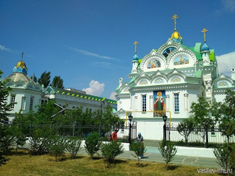 У церкви в Феодосии.2014 год У церкви в Феодосии.2014 год